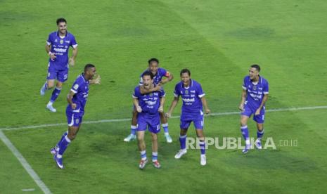 Bertahan dengan 10 Pemain, Persib Tekuk Bali United 3-2 dalam Duel Dramatis