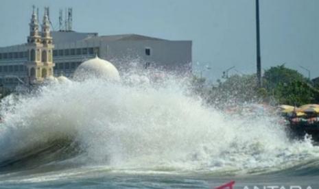 BMKG: Gelombang Tinggi Ancam Tiga Perairan di Sumut Hingga 19 April