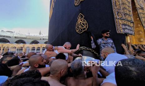 Sampai Masjidil Haram, Cium Hajar Aswad