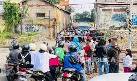 Cuan dan Tudingan Premanisme di Perlintasan Sebidang Bekasi Timur