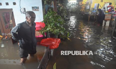 Dampak Cuaca Ekstrem di Jabodetabek: Gangguan KRL, Banjir hingga Pohon Tumbang