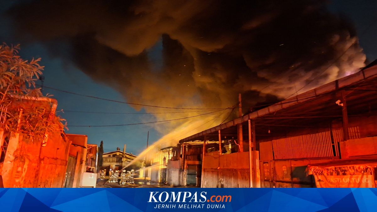 Kebakaran di Pergudangan Miami Jakbar: Tiga Gudang Shopee Dilalap Api