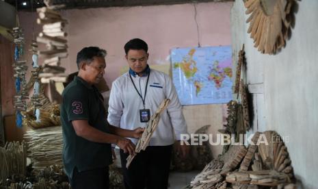 Limbah Kayu Pantai Disulap Jadi Kerajinan Bernilai Ekspor oleh Wayan, Nasabah PNM ULaMM Denpasar