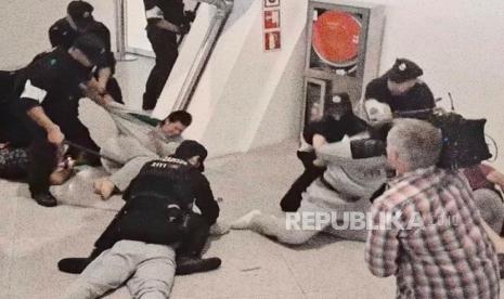 Bebas dari Tahanan Israel, Para Aktivis GSF Dipukuli Polisi Usai Tiba di Bandara Bilbao