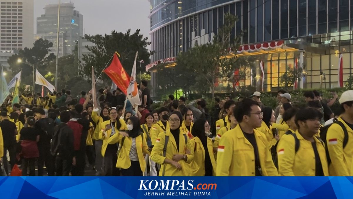 Tak Bisa Ikut Demo, Pekerja Ini Borong Dagangan PKL untuk Dibagikan ke Mahasiswa