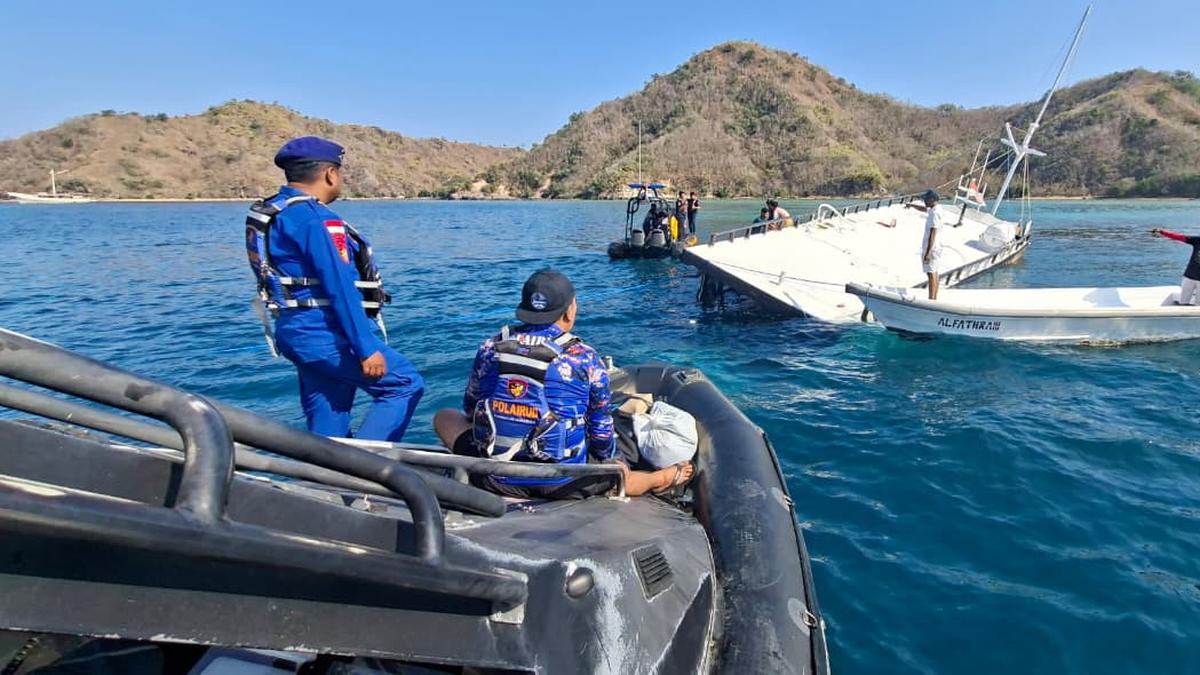 Kapal Pinisi Bawa Turis Asing Tenggelam di Labuan Bajo
