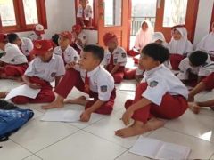 Sekolah Rusak Berat, Siswa Belajar Bergantian di Mushola