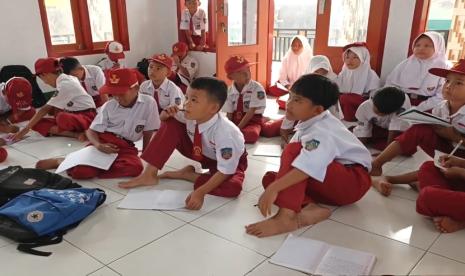 Sekolah Rusak Berat, Siswa Belajar Bergantian di Mushola