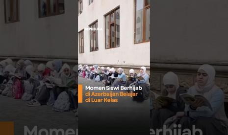 Momen Siswi Berhijab di Azerbaijan Belajar di Luar Kelas