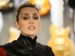 Miley Cyrus Balas Kritikan Malas Nyanyi Lagu Hit di Konsernya Sendiri