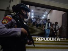 Penyidik KPK Bawa Koper Berisi Barang Bukti Usai Geledah Kantor Pemkab Klaten