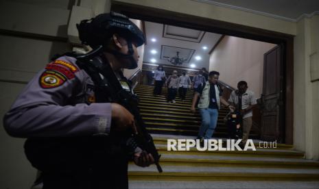 Penyidik KPK Bawa Koper Berisi Barang Bukti Usai Geledah Kantor Pemkab Klaten